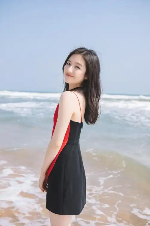 女演员李兰迪灵动优雅海边写真