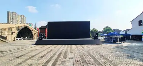 又来到清名桥广场,广场上已搭起了舞台,看来为国庆中秋双节活动准备了