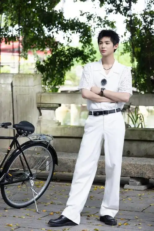 黄明昊蕾丝v领白衬衫##黄明昊纯白套装造型