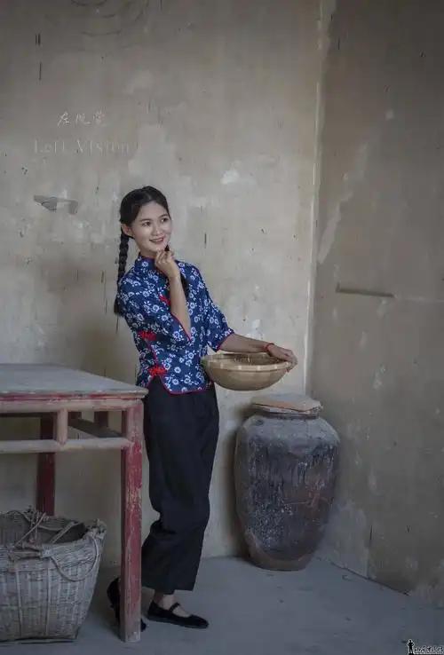 留守古洋楼的村姑