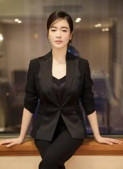 左小青时尚品位升级,穿黑色西装套装扎低马尾,简单穿就太有气魄_大气_