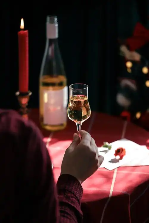 一个人喝酒怎么拍出仪式感