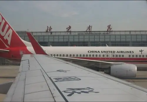 他们下了飞机之后在机场门口打出租车. 不到一会儿,来了一辆出租车.