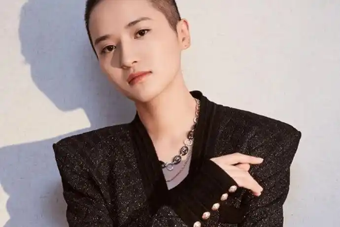 蒋一侨出生于浙江省湖州市,她高中就读于杭州外国语