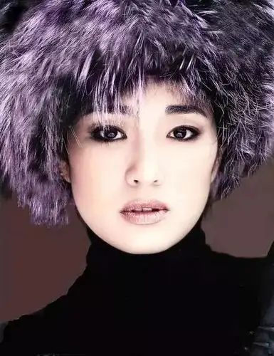 巩俐20岁旧照曝光,青涩绝美,难怪林青霞都对她羡慕不已