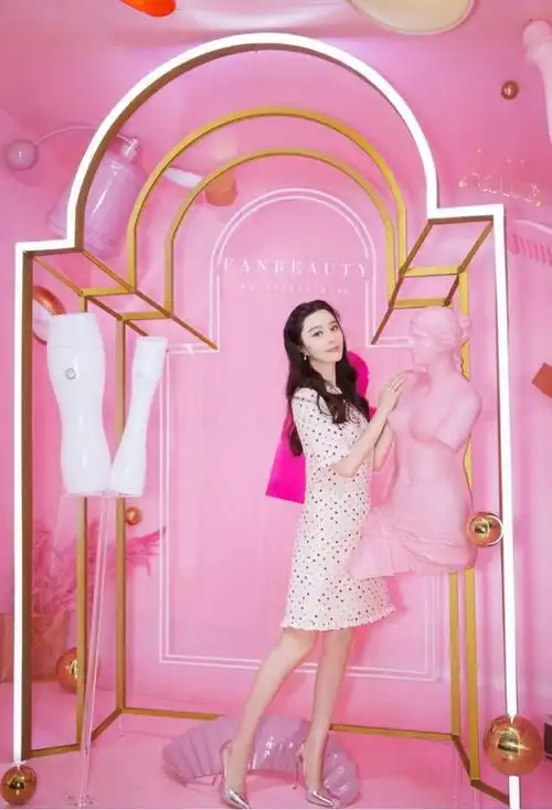 范冰冰一改御姐范大波浪卷发甜美彩妆一袭波点连衣裙嫩回18岁