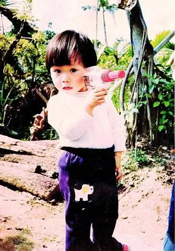 42岁超逆龄阿信 冬菇头萌照曝光自爆怕过生日