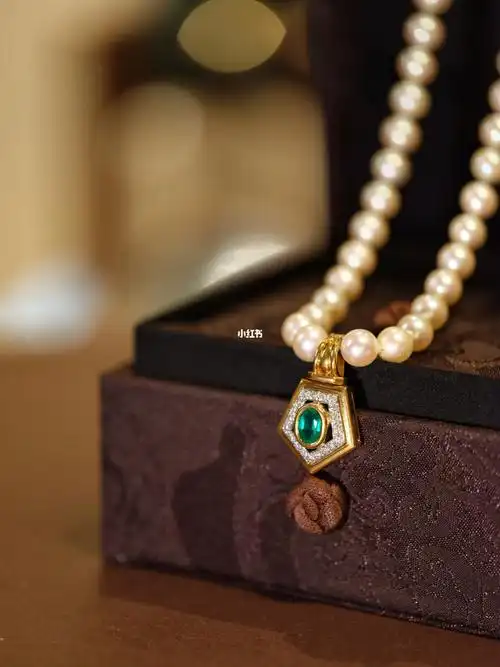 欧洲古董珠宝一条有年龄的祖母绿珍珠项链
