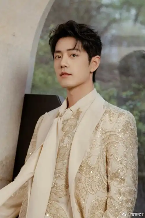 优雅贵气中多了些许自信与从容但依然是那个治愈力max的肖战-eve lom