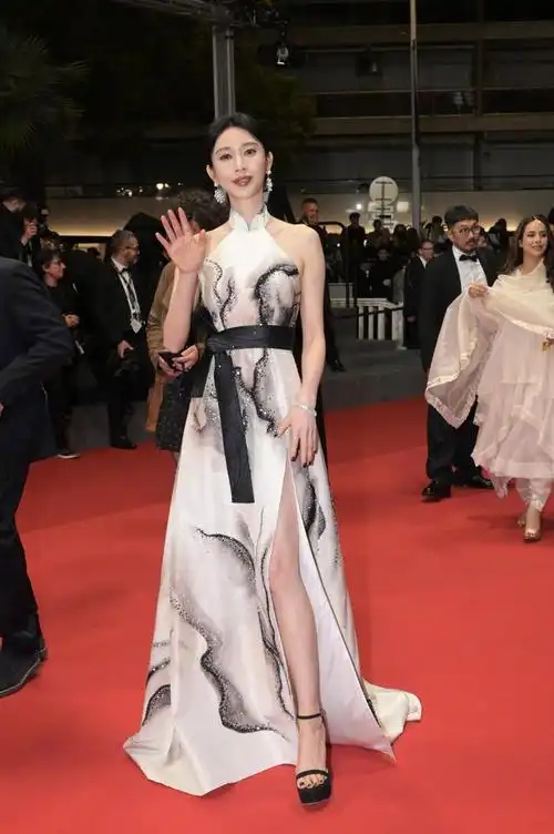 双子座的张俪官方身高是170cm,体重是48kg,这个身材数据还是偏瘦的