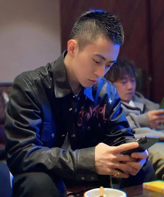 他就是秦奋,这个被很多网友称为"沪上皇"的存在