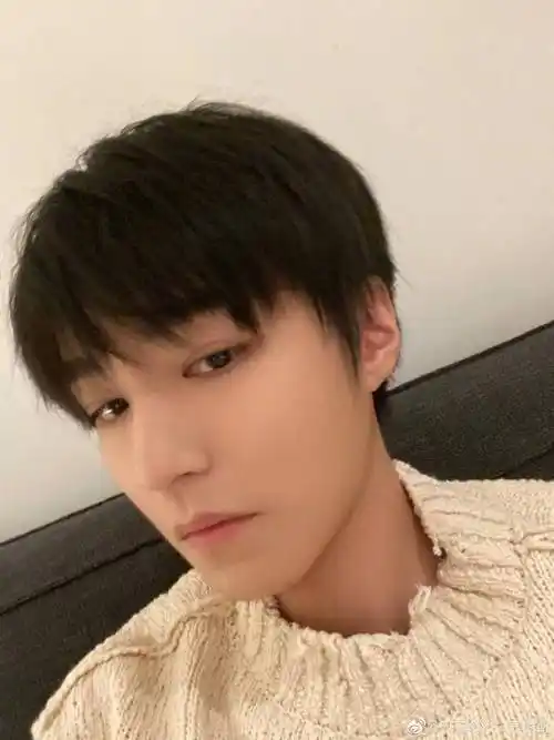 照片中,王俊凯身穿米色毛衣,清爽的顺毛短发,光滑白皙的皮肤,令他干净