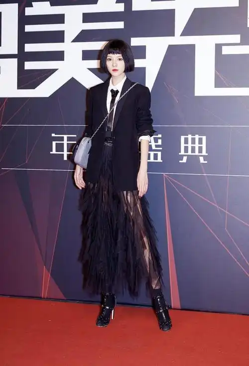 张予曦好会穿,上身"西装"下身"纱裙",混搭风也这么好看