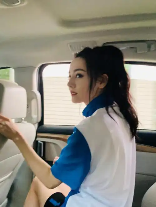 迪丽热巴变身乔晶晶晒上学照,大眼睛四处张望,网友:可以做同桌吗_杨洋