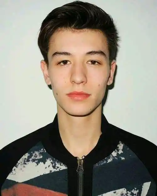 25岁男生正常发际线图片