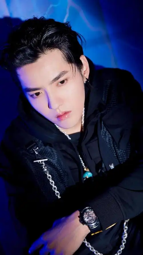 吴亦凡休闲时尚帅气写真-0