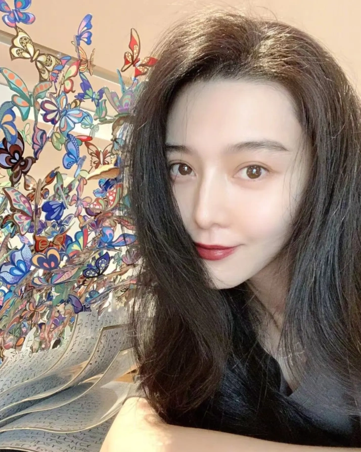 范冰冰现身医院,小腹微隆被质疑,曾多次和同一男友人出入酒店