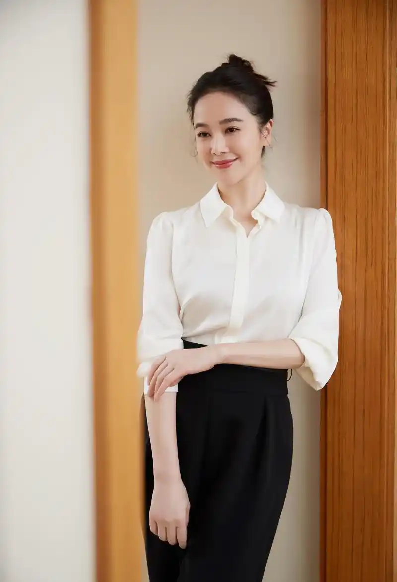 左小青并不属于惊艳四座的美女,但仔细看她有一种清凉如水的优雅