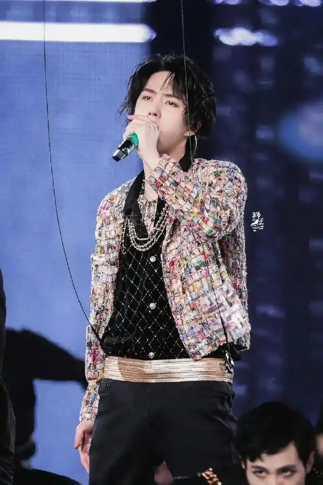 上热门 #王一博 #泰酷辣舞蹈挑战  吊威亚真的很酷  舞 - 抖音