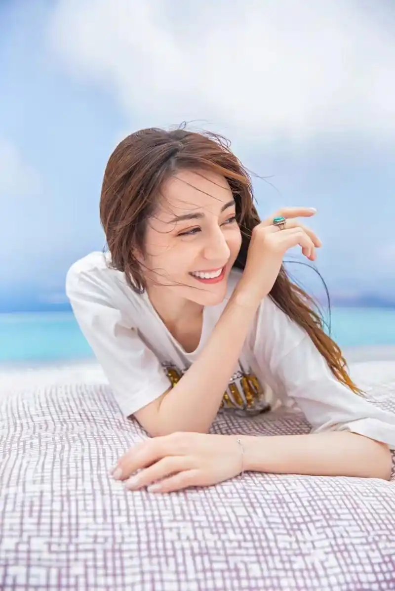 女神迪丽热巴,面容精致,笑容甜美,独具异域风情.