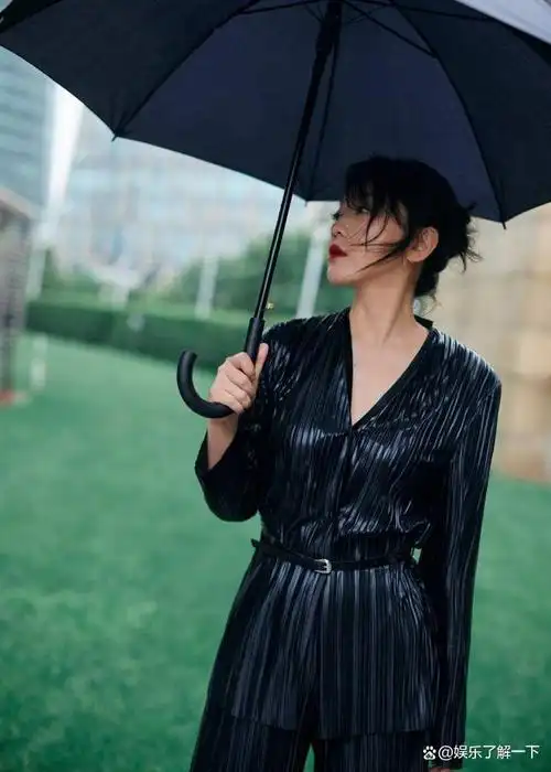闫妮黑色皮衣竹林写真,烈焰红唇展现酷飒气场