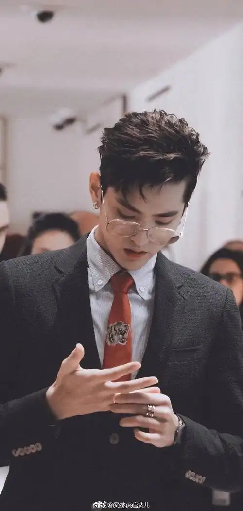 当红男明星的金丝眼镜造型,斯文败类也太好嗑了