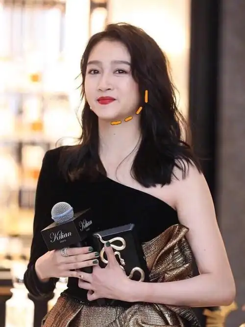 23岁的关晓彤为什么这么快就发福胖脸了?