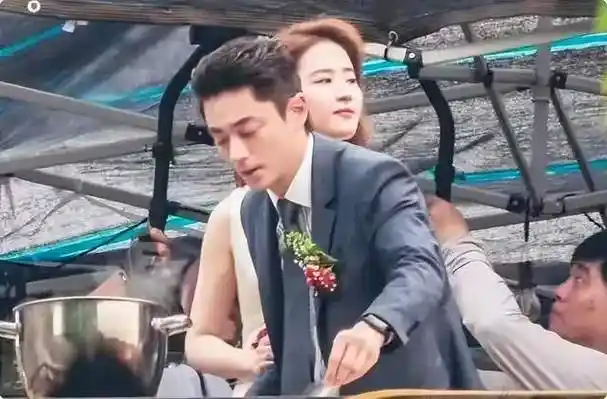 37岁刘亦菲吻戏冲上热搜!身价百亿,至今为何单身?