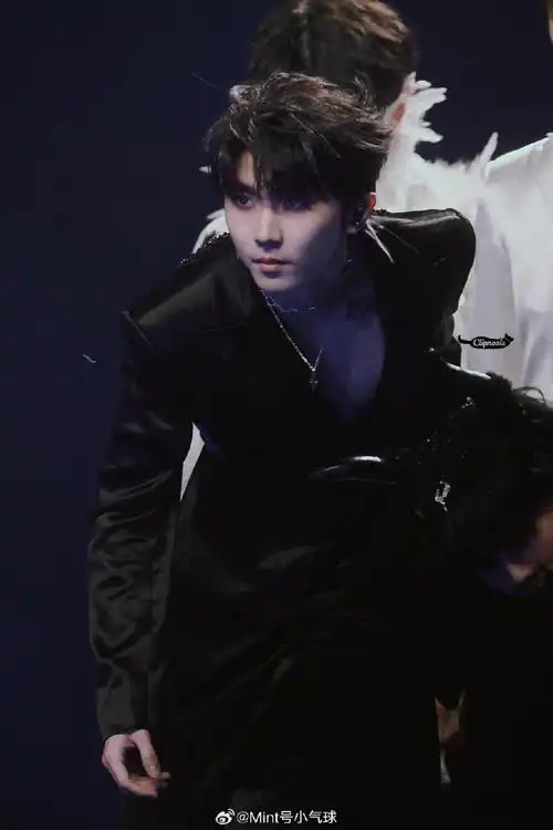 锁骨这里是还有个m吗!原图clipnosis1212#马嘉祺爱心露背拖尾礼服