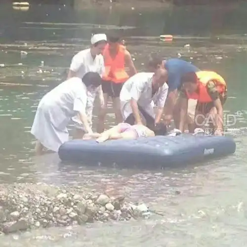 被打捞起来的溺水人员