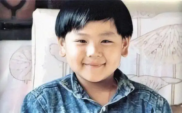 很多明星小时候胖,长大后就逆袭了,但他却从小胖到大!