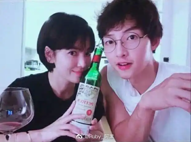 网曝宋仲基宋慧乔去年9月合照 对镜自拍笑容甜蜜