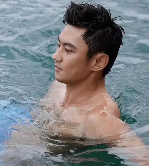 宁泽涛7月最新男色写真黑皮肌肉腹毛太性感了