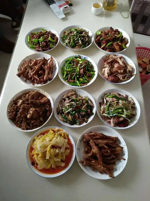 过年去姥爷家,姥爷做了一桌子丰盛的午餐.