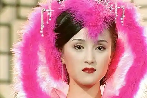 以前的古装剧,虽然装扮看着像是羽毛和塑料拼的,但还挺衬托人的,看了