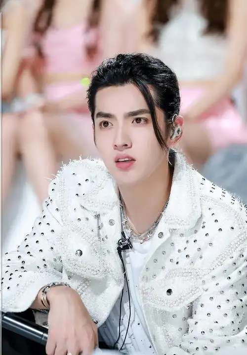 吴亦凡担任《创造营2022》特邀导师在最新播出的《创造营2022》的舞台