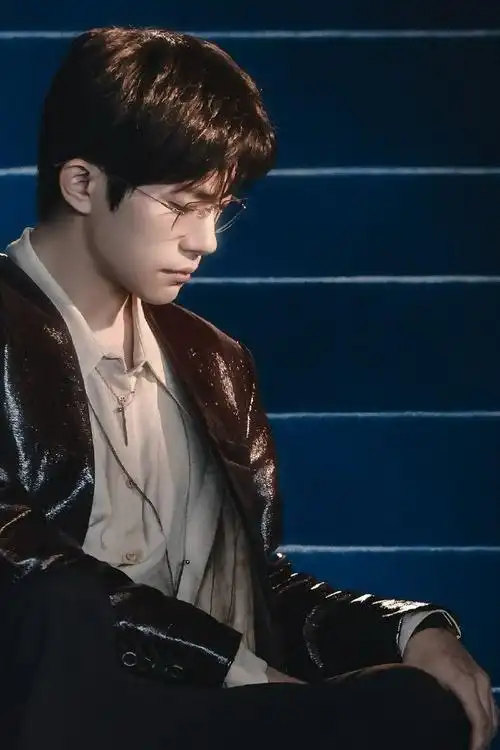 易烊千玺复古红皮衣##vogue时尚之力盛会#谁懂皮衣 金丝眼镜的含搅靠