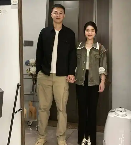 当158cm老婆和180cm老公同框,打扮甜美少女,越看越觉得般配_比例_造型