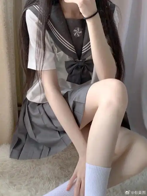 衣柜里第一套灰色水手服