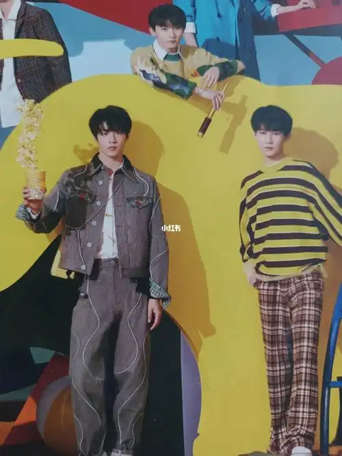 下面请欣赏抠手影子与他的主人刘耀文不一样