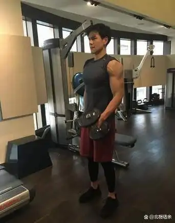 阿信》中,彭于晏饰演的体操运动员,那几乎完美的肌肉线条和爆发力,让