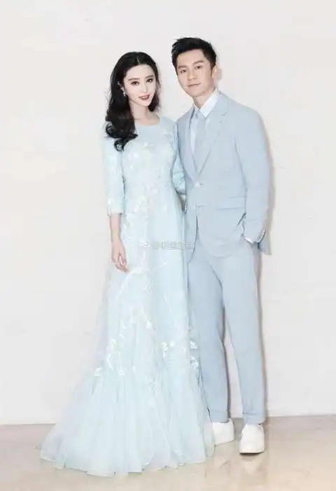 范冰冰李晨牵手合拍封面 网友:有种看结婚照的感觉!