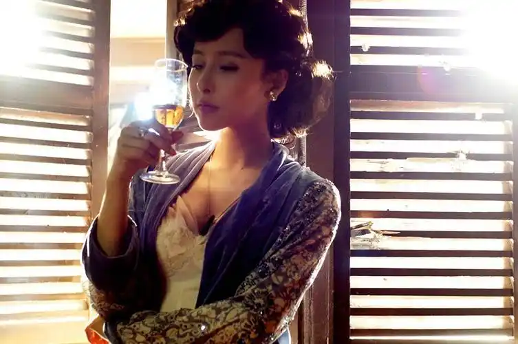 贾青劫中劫上演旗袍秀名伶风情万种