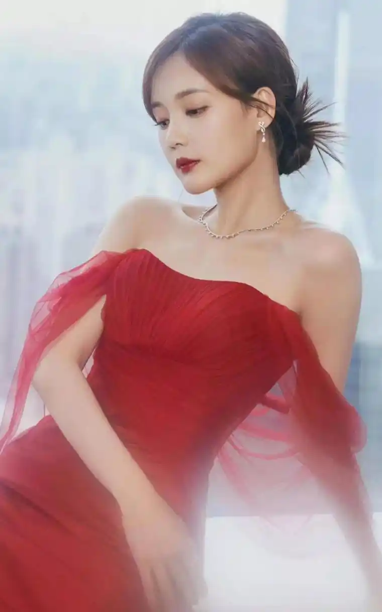李一桐(12)真美  李一桐身穿红色系连衣裙,展现出成熟女性的优雅与
