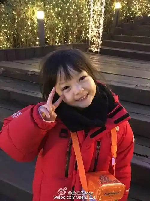 这些自带梨涡的女生笑起来能甜炸整个宇宙