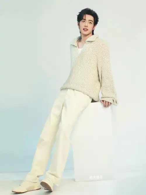 甜甜的脸蛋,萌萌袖,全身看起来像手办#肖战冷暖反差大片