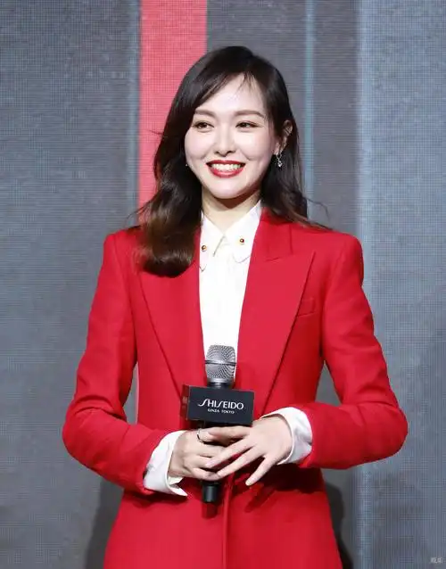 唐嫣红西装衬肤白短裙秀修长美腿