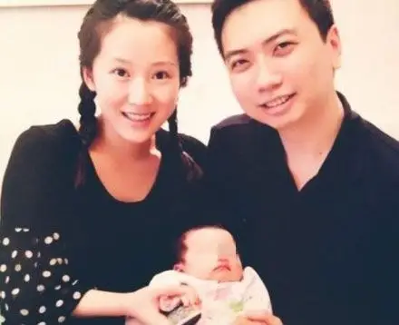 真会玩!"阔太"李念锁骨放鸡蛋