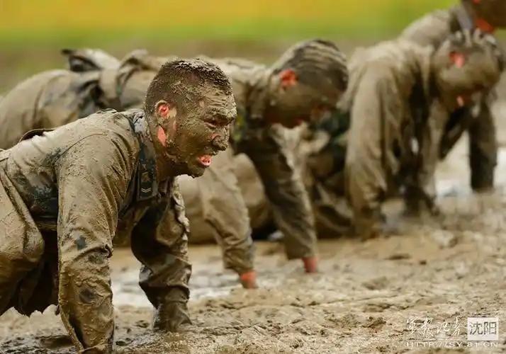 沈阳军区某部官兵泥地摸爬滚打砺练过硬本领