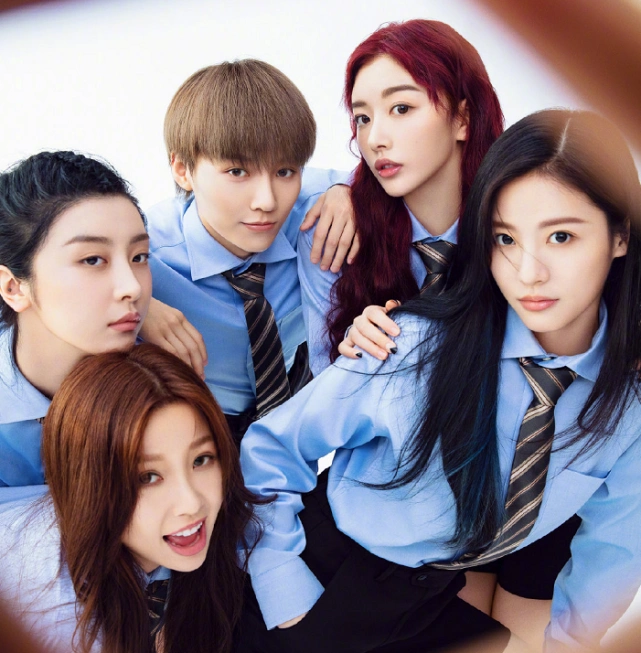 青春有你2拍毕业照,有谁注意刘雨昕孔雪儿在干嘛?镜头还拍着呢